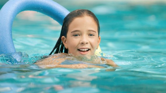 Fotot: Barn med badering i svømmehallen 