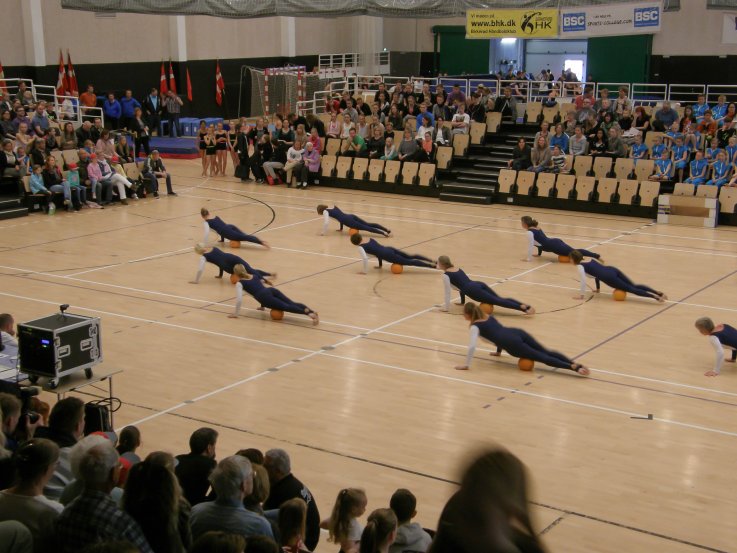 Foto: gymnastikopvisning i multisalen på Birkerød Idrætscenter