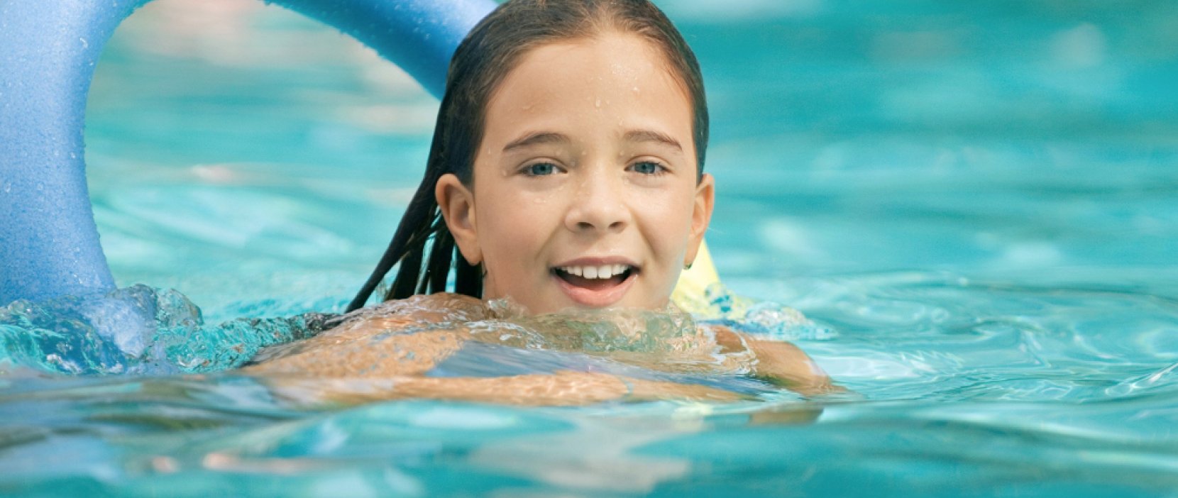 Foto: barn i svømmehal